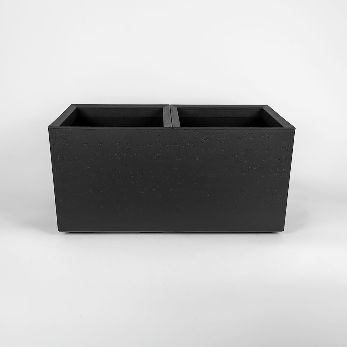 Wydłużony kwietnik Karo Eco Recycled 80x40x40 cm imitujący beton, antracyt, pojemność 72 l, na kółkach.