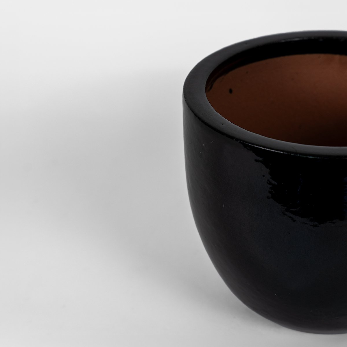 Ceramiczna donica Egg, czarna, ręcznie wypalana terakota, z otworem drenażowym.