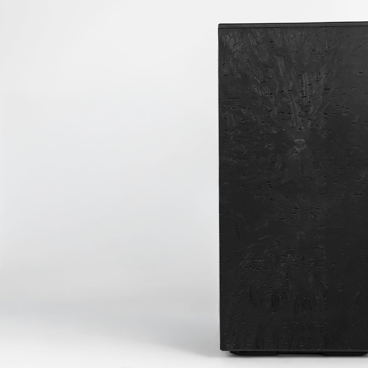 Wysoki, smukły kwietnik Karo Eco Recycled 30x30x60 cm imitujący beton, na kółkach, pojemność 13 l. Do ogrodu i na taras.
