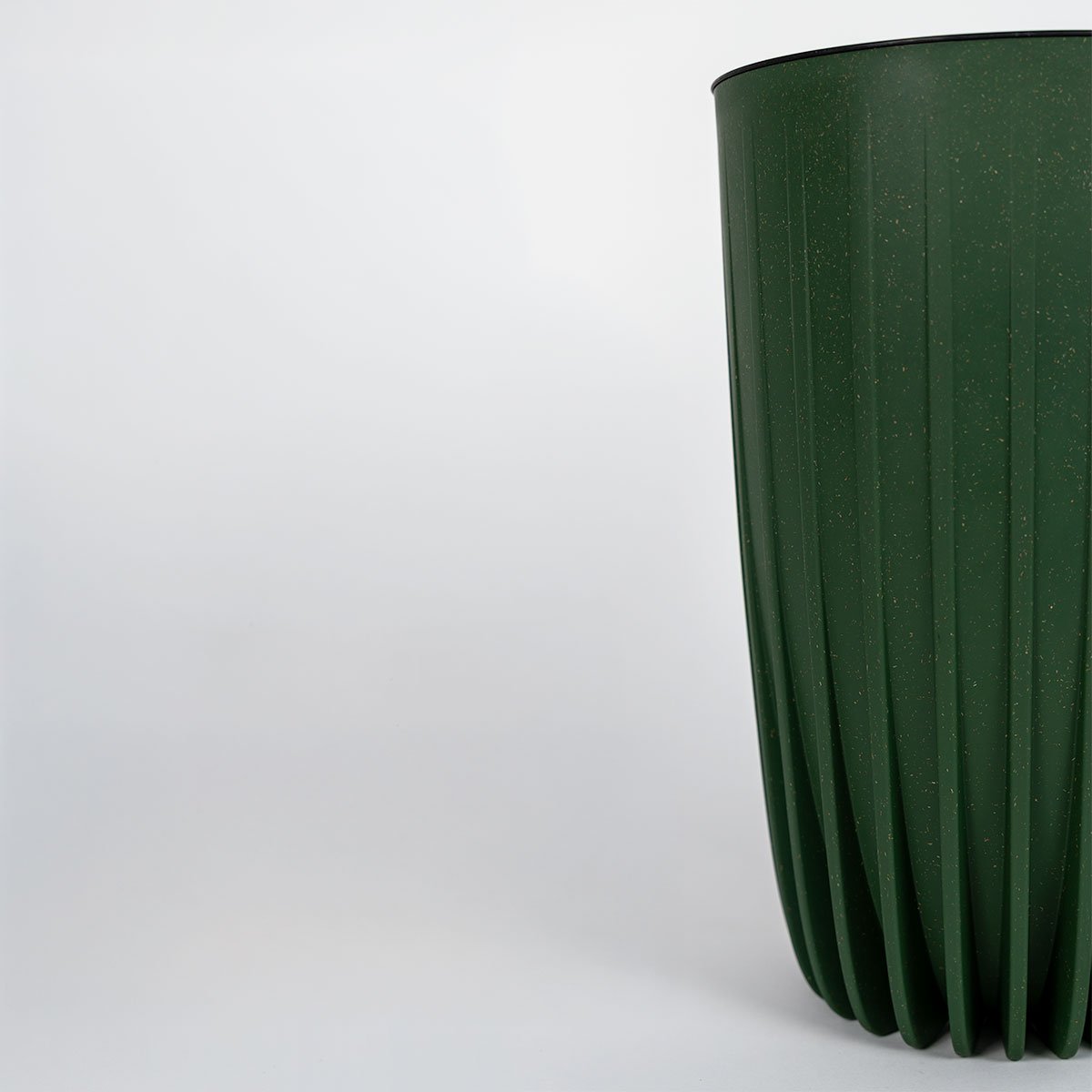 Wysoka, smukła donica Mira Slim Eco Wood z domieszką drewna, kolor zielony leśny, pojemność 9,5 l.