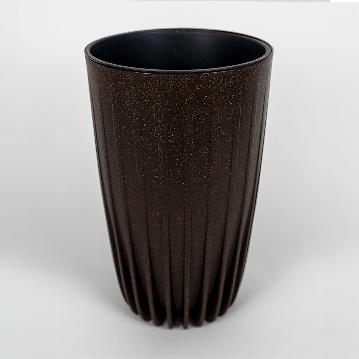 Wysoka, smukła donica Mira Eco Coffee 25x42 cm z domieszką łupin kawy, kolor espresso, pojemność 9,5 l.