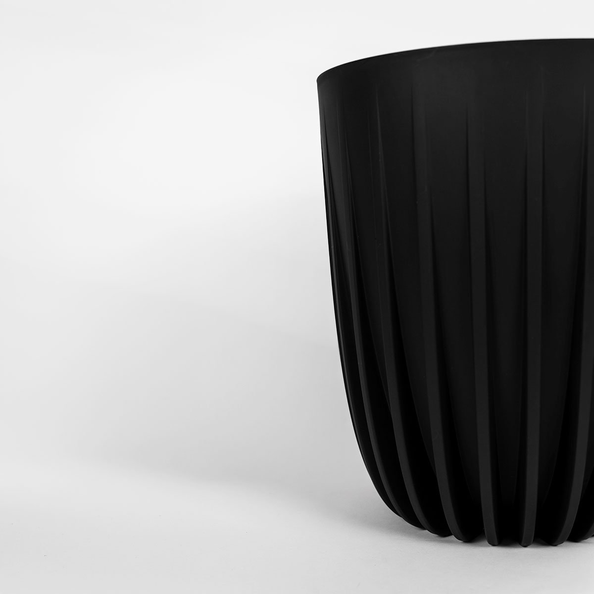 Duża doniczka Mira Eco Recycled 39 cm, antracyt, pojemność 40 l, z wkładem drenażowym. Do wnętrz i na zewnątrz.