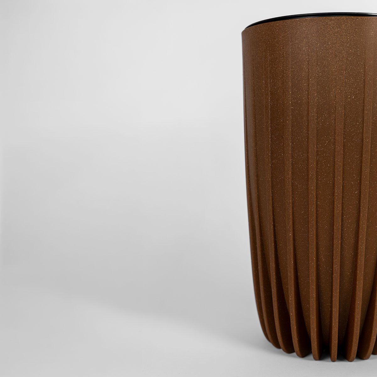 Donica Mira Slim Eco Wood 25x42 cm - wysoka, z dodatkiem naturalnego drewna.