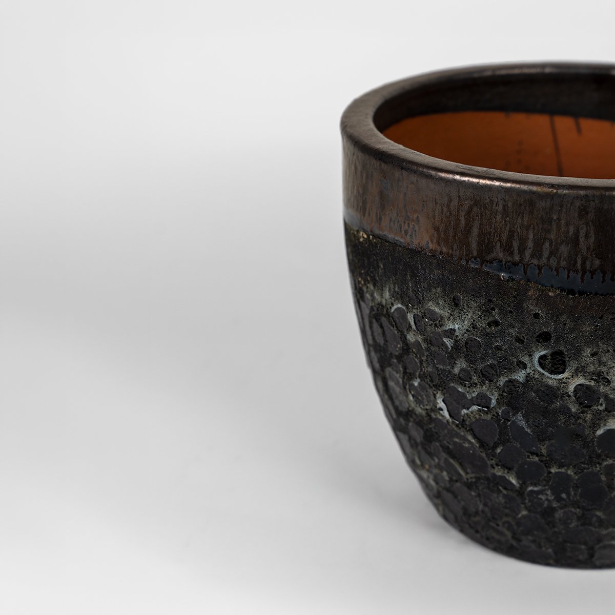 Ceramiczna, szkliwiona donica Atlantis, złota, mrozoodporna, ręcznie wykonana.