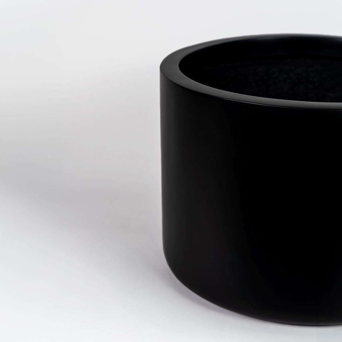 Walcowata donica CLASSI, włókno szklane klasy morskiej, Natural Black. Lekka, mrozoodporna.