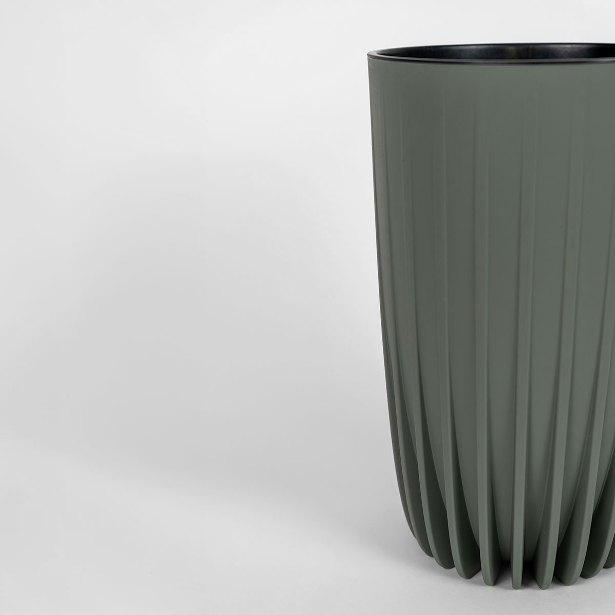 Wysoka, smukła donica Mira Eco Recycled 25x42 cm ze 100% recyklingu, kolor szarozielony, pojemność 9,5 l.