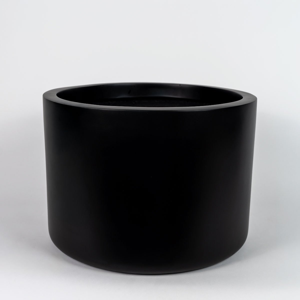 Walcowata donica CLASSI, włókno szklane klasy morskiej, Natural Black. Lekka, mrozoodporna.