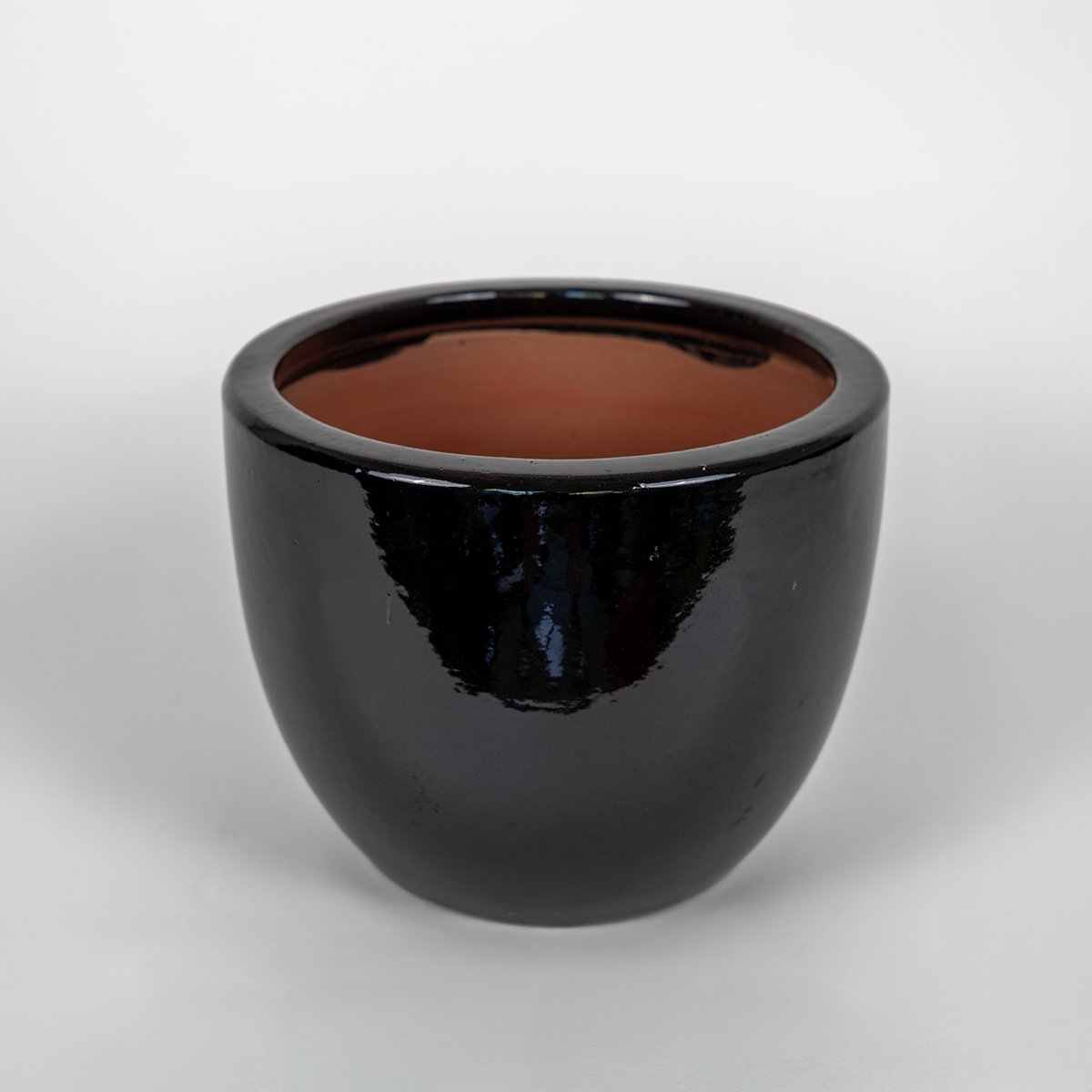 Ceramiczna donica Egg, czarna, ręcznie wypalana terakota, z otworem drenażowym.