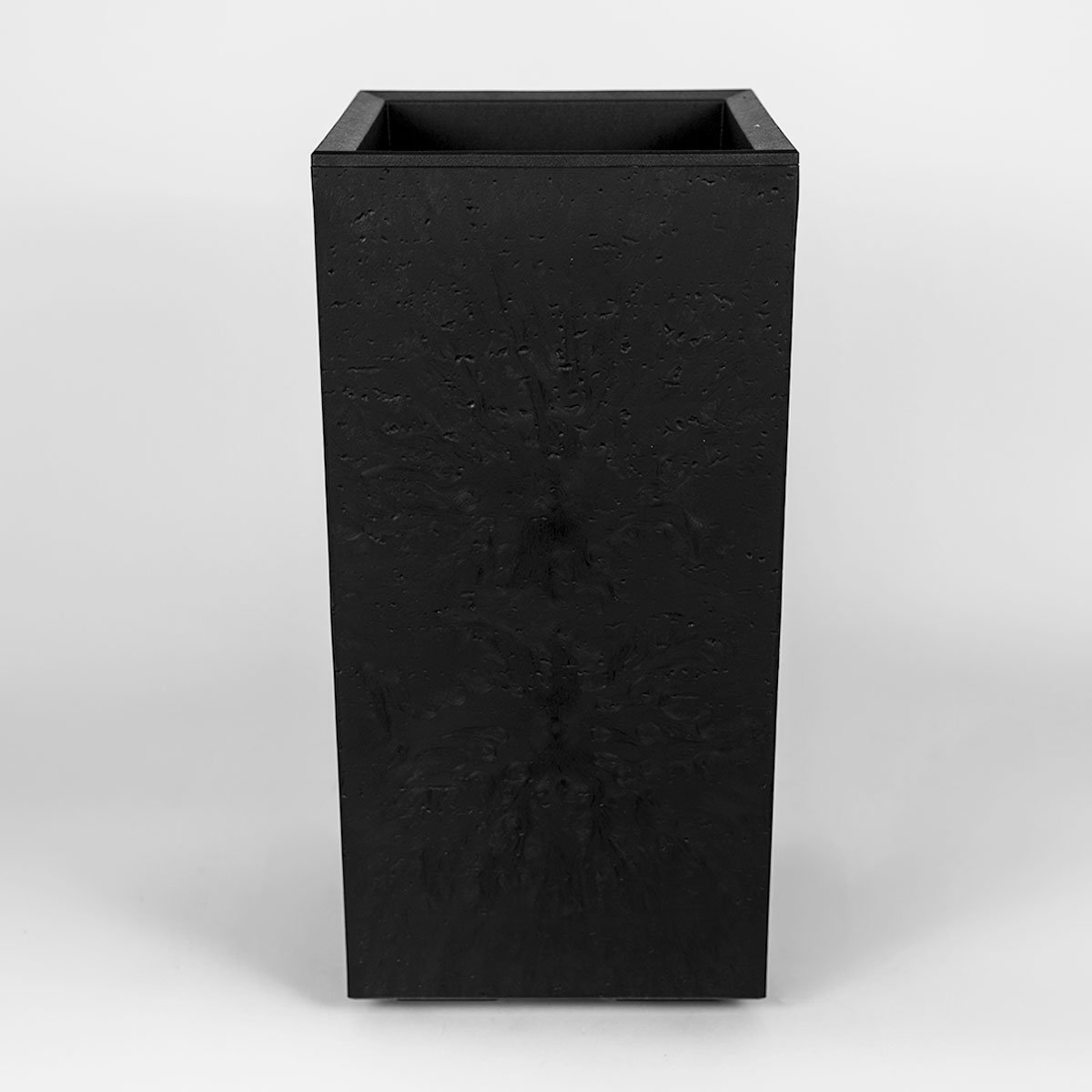 Wysoki, smukły kwietnik Karo Eco Recycled 30x30x60 cm imitujący beton, na kółkach, pojemność 13 l. Do ogrodu i na taras.