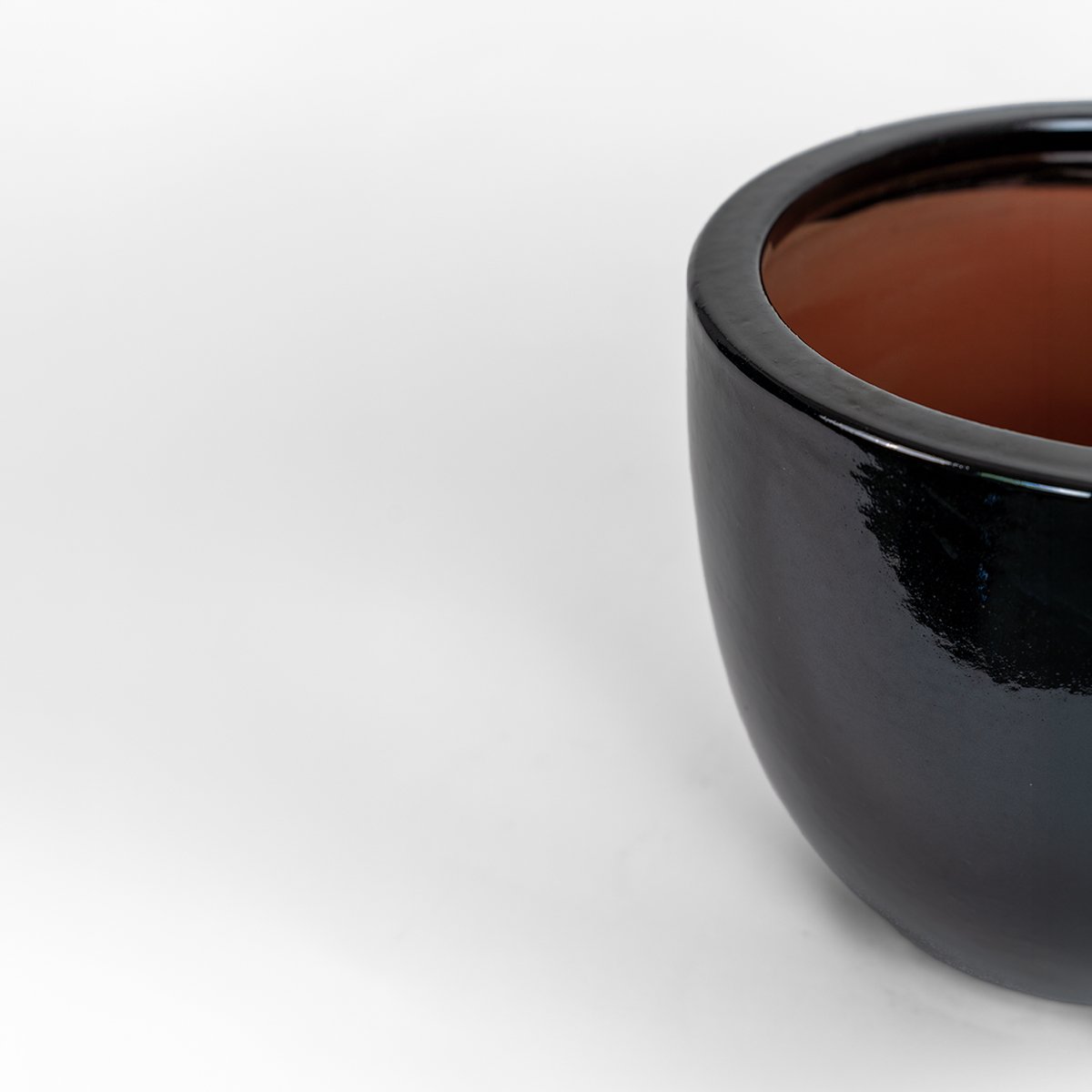Ceramiczna donica Egg, czarna, ręcznie wypalana terakota, z otworem drenażowym.