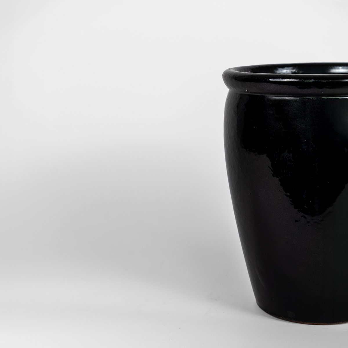 Ceramiczny wazon Delta w kształcie dzbana, czarny, szkliwiony, mrozoodporny.