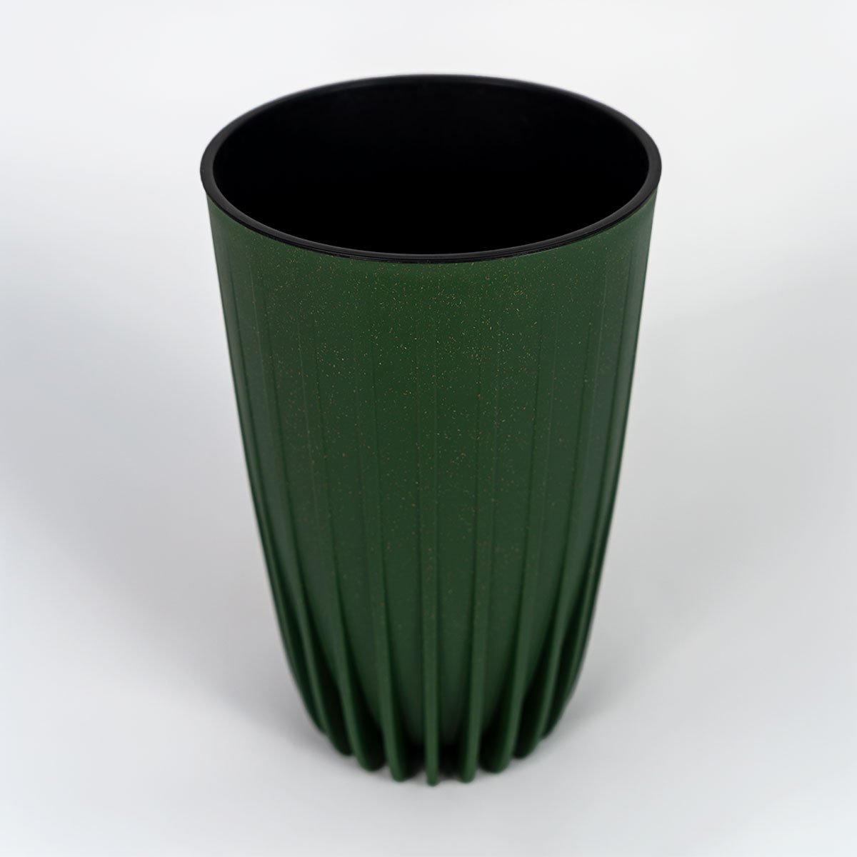 Wysoka, smukła donica Mira Slim Eco Wood z domieszką drewna, kolor zielony leśny, pojemność 9,5 l.