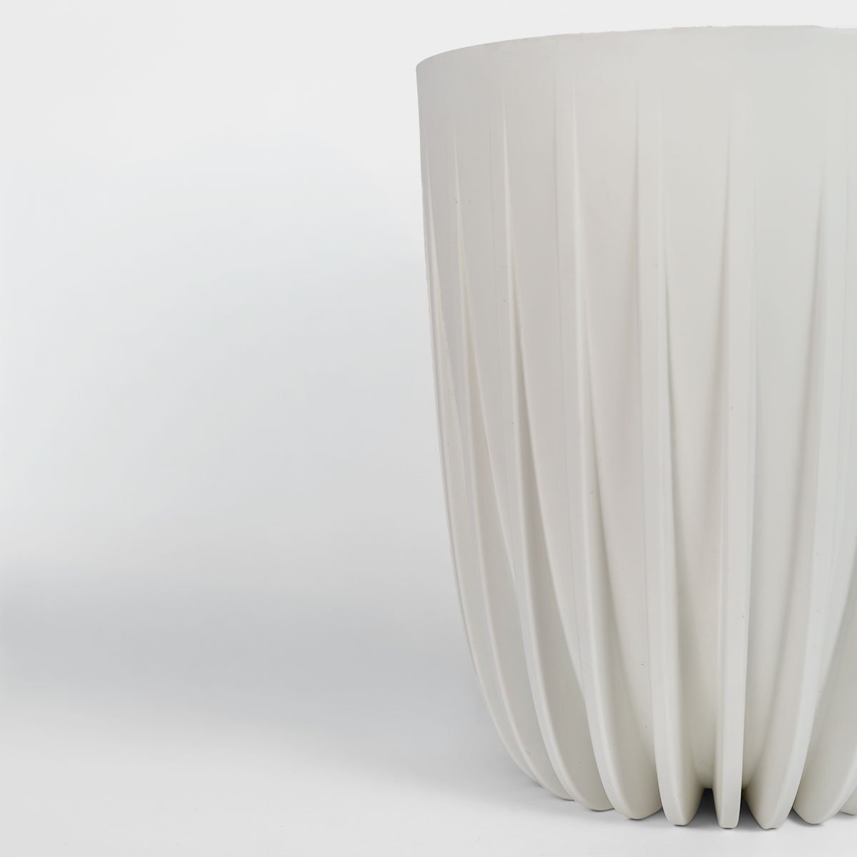 Duża donica Mira Eco Recycled 39 cm z recyklingu, kremowa, pojemność 40 l, z wkładem drenażowym. Do wnętrz i na zewnątrz.