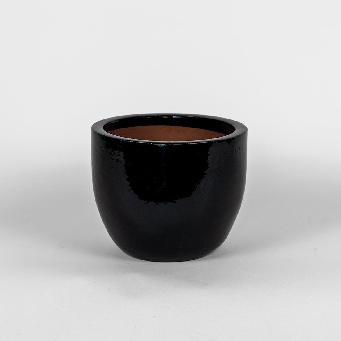 Ceramiczna donica Egg, czarna, ręcznie wypalana terakota, z otworem drenażowym.