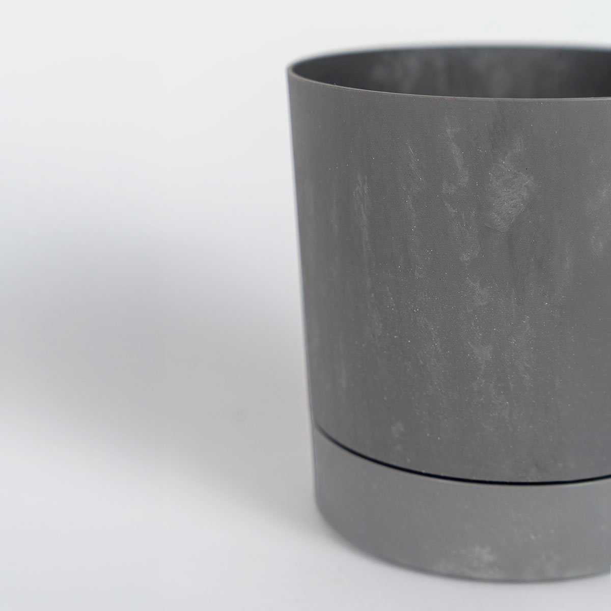 Mała donica z podstawką, 17,5 cm, faktura imitująca beton, pojemność 2,5 l. Do wnętrz i na balkon.