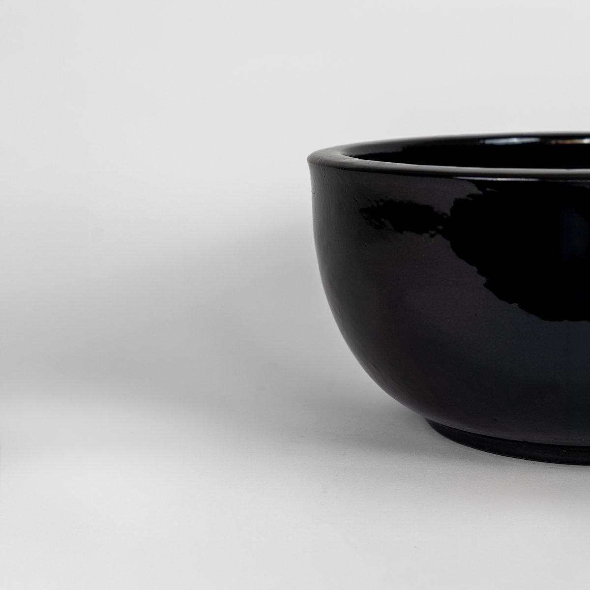 Ceramiczna misa-donica, czarna, szkliwiona, ręcznie malowana, mrozoodporna.