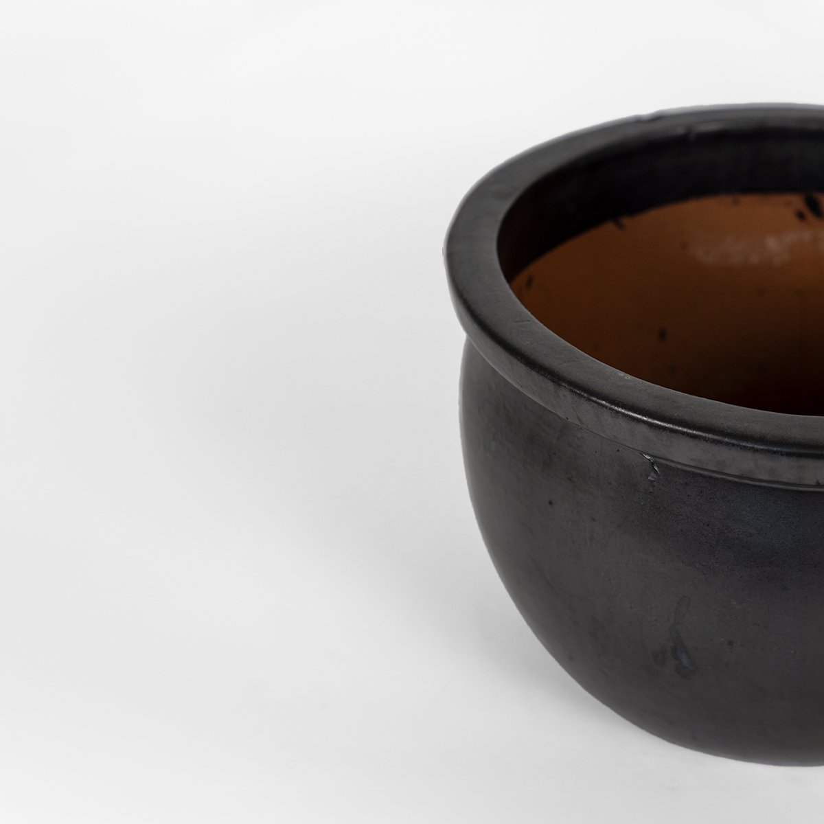 Ceramiczna, szkliwiona donica 38 cm, antracyt, mrozoodporna, pojemność 18 l.