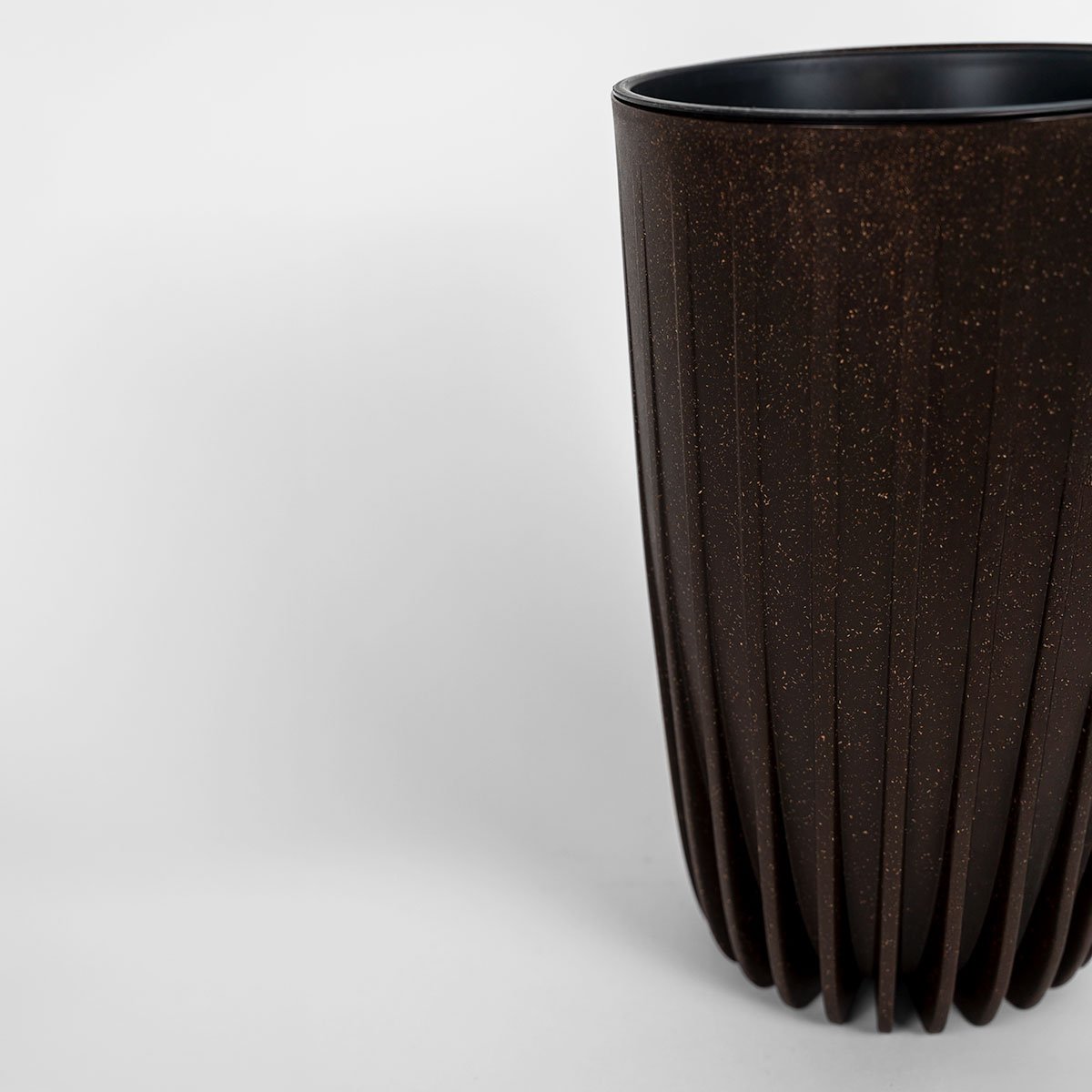 Wysoka, smukła donica Mira Eco Coffee 25x42 cm z domieszką łupin kawy, kolor espresso, pojemność 9,5 l.