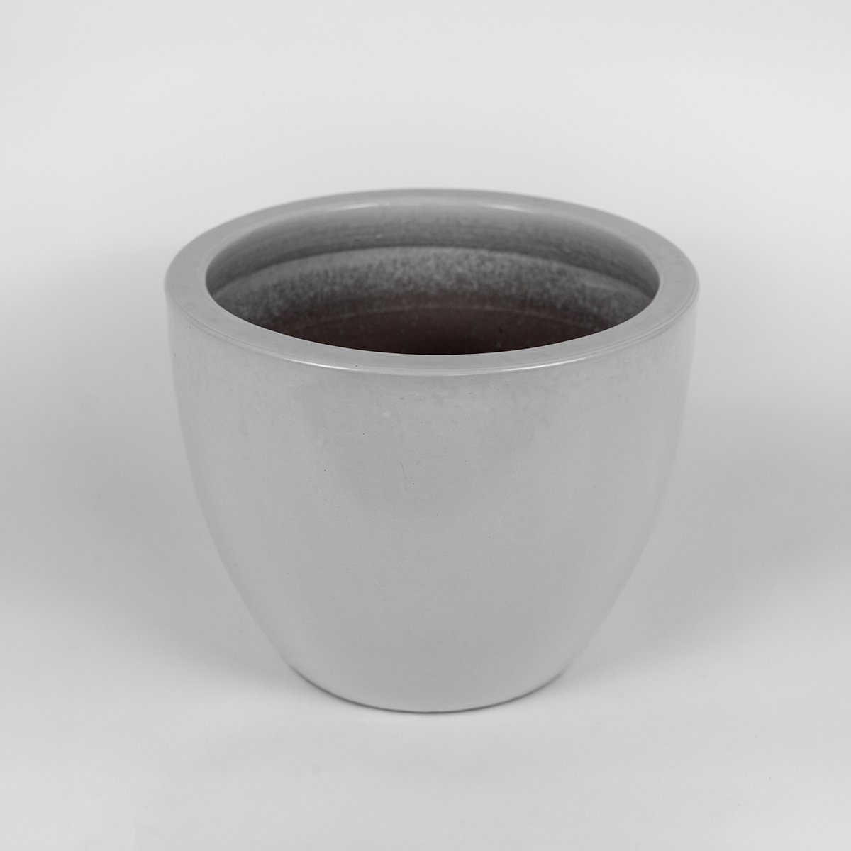 Ceramiczna donica Egg, biała, ręcznie wypalana terakota, z otworem drenażowym.
