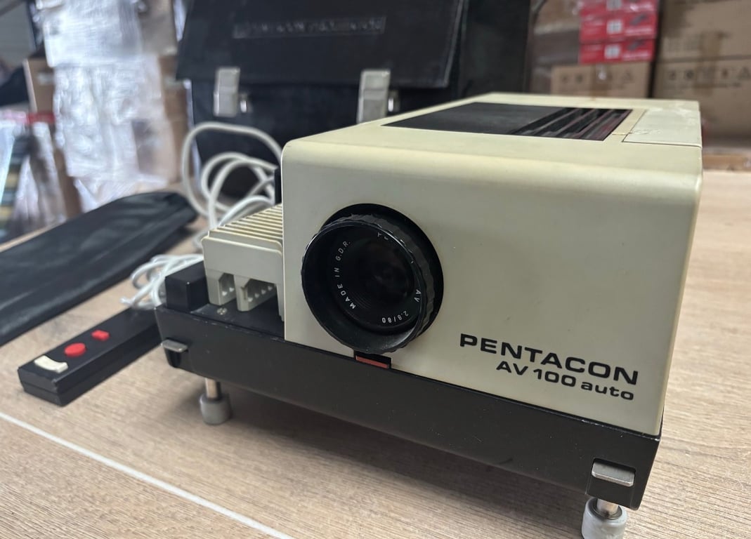 Стар прожекционен апарат Pentacon Av 100 Auto - снимка 2 от 3