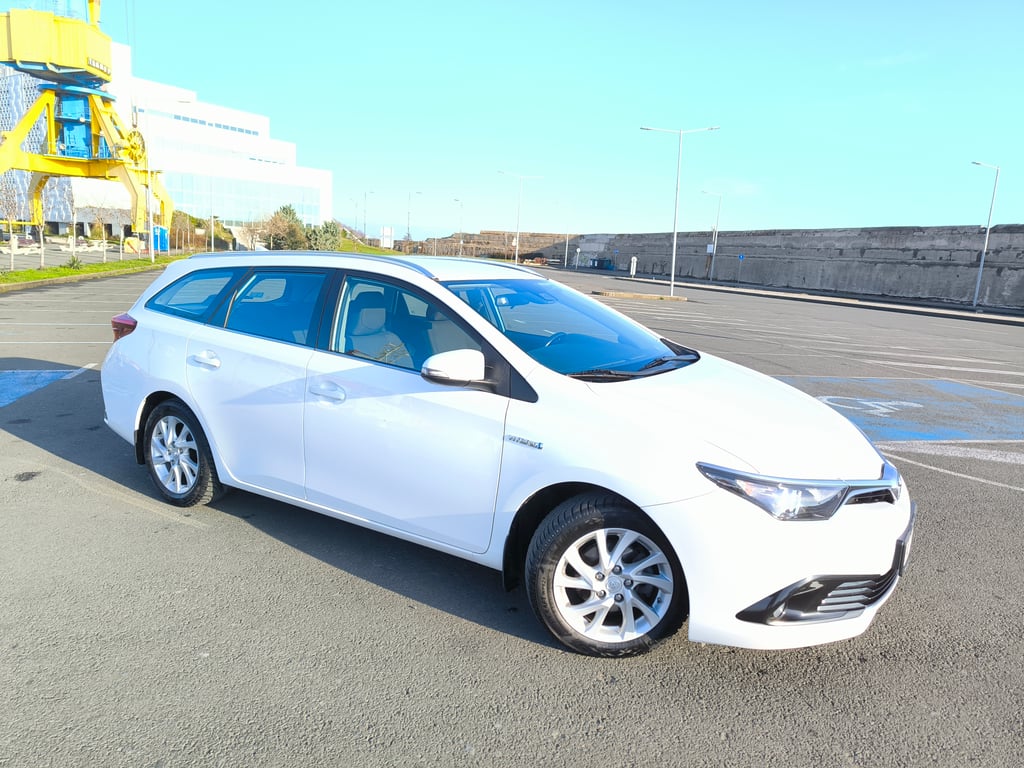 Тойота Auris Fancy 1.8HSD (Комби), VVT-i, e-CVT безстепенна скоростна кутия. 136к.с - снимка 2 от 17