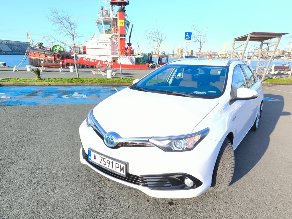 Тойота Auris Fancy 1.8HSD (Комби), VVT-i, e-CVT безстепенна скоростна кутия. 136к.с - основна снимка