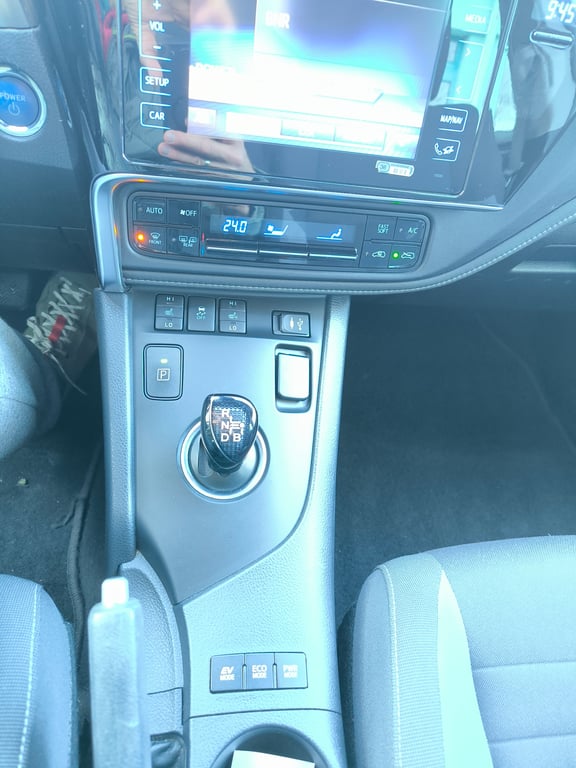 Тойота Auris Fancy 1.8HSD (Комби), VVT-i, e-CVT безстепенна скоростна кутия. 136к.с - снимка 9 от 17