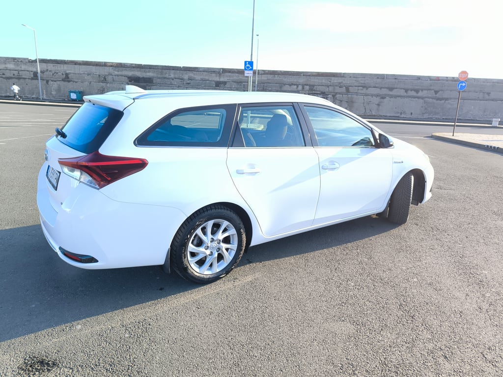 Тойота Auris Fancy 1.8HSD (Комби), VVT-i, e-CVT безстепенна скоростна кутия. 136к.с - снимка 3 от 17
