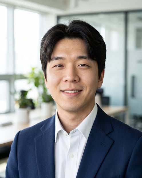 モダンオフィス · ネイビーブレザーヘッドショットの例