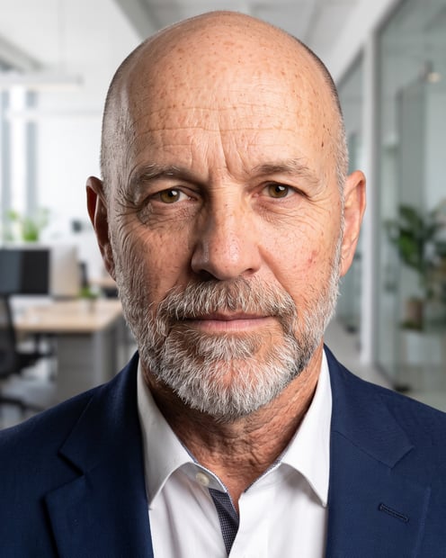 Beispiel für Modernes Büro · Dunkelblauer Blazer-Headshot