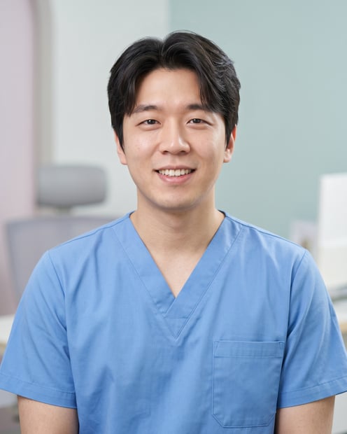 Beispiel für Clinic Room · Ceil Scrubs-Headshot