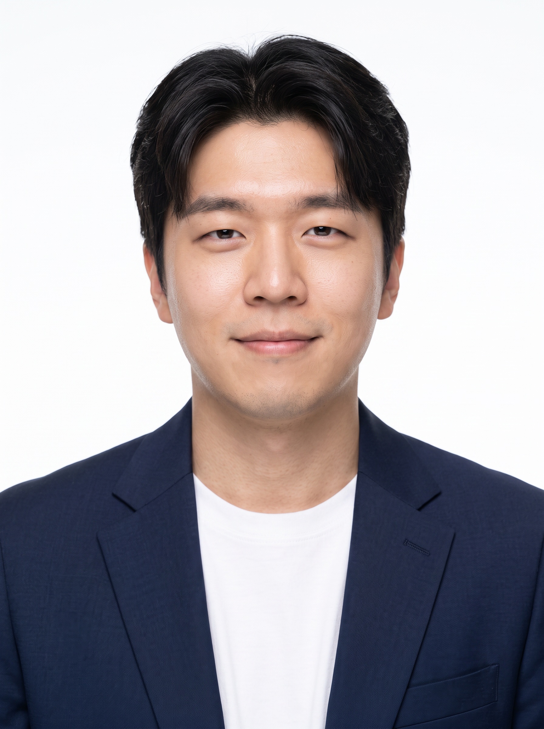 화이트 스튜디오 · 네이비 블레이저 & 티셔츠 헤드샷 예시