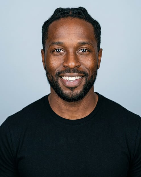 Beispiel für Kühlgrau-Studio · Anthrazit-T-Shirt-Headshot