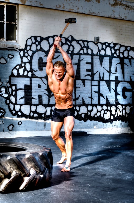 Taco Fleur with sledgehammer — the iconic Cavemantraining brand image