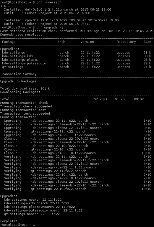 Terminal do Fedora 22 exibindo o comando dnf check-update e uma lista de pacotes disponíveis para atualização, com nomes, versões e repositórios de origem.