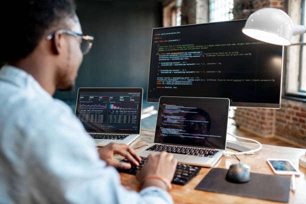 um programador trabalhando com código de programa em um ambiente de escritório moderno. Ele está usando um fone de ouvido e olhando para a tela do computador, que exibe linhas de código.
