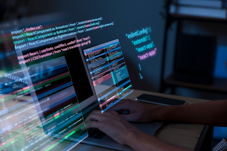 mãos de uma pessoa programando em laptop com códigos flutuantes em estilo artístico.