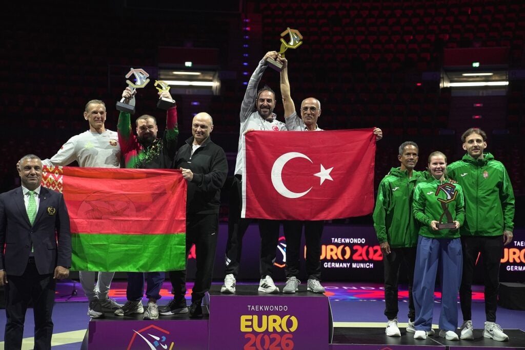 La délégation turque célèbre son succès aux Championnats d’Europe de Taekwondo 2026