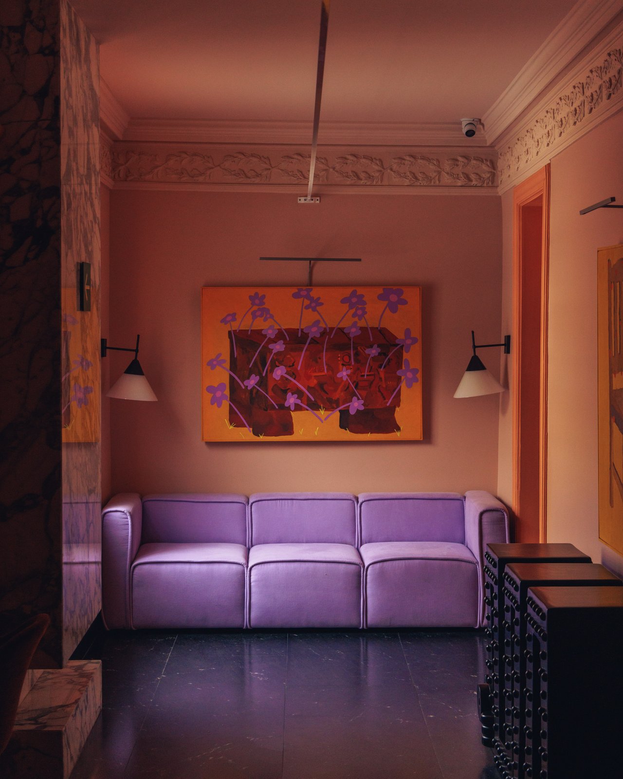 A lounge with a lilac velvet sofa and a bold artwork against terracotta walls, Ignacia Guest House