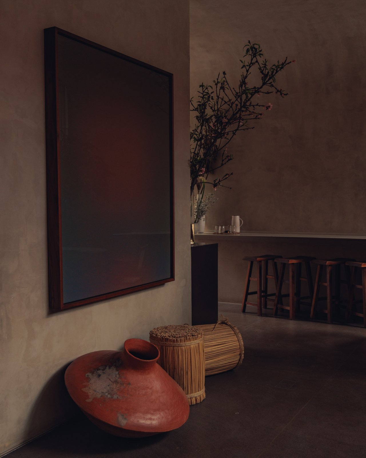 A guest-room daybed beside floor-to-ceiling windows onto the garden at Octavia Casa