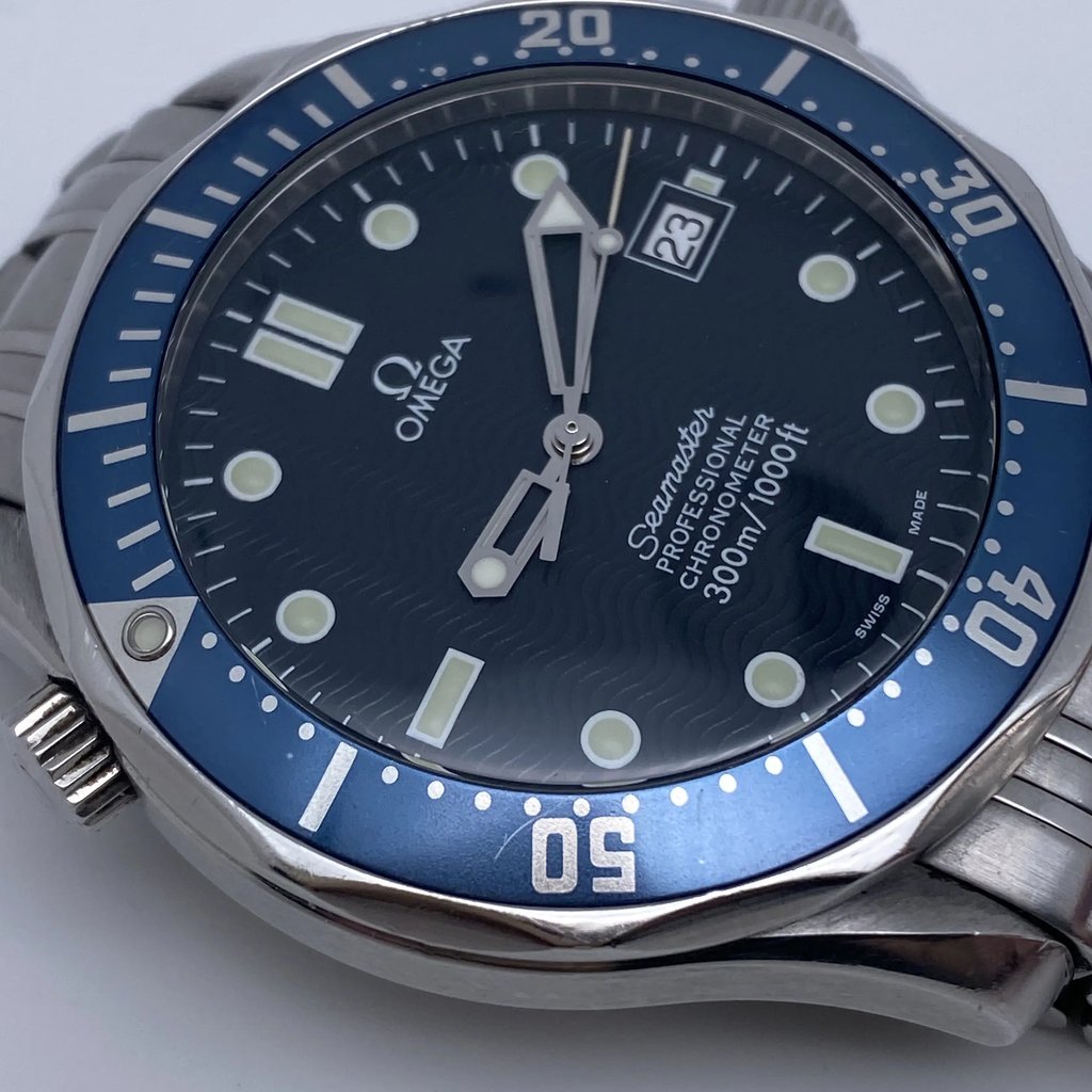Up Close Front Facing Picture Of OMEGA 2531.80.00 Stainless Steel Watch Pre Owned Condition