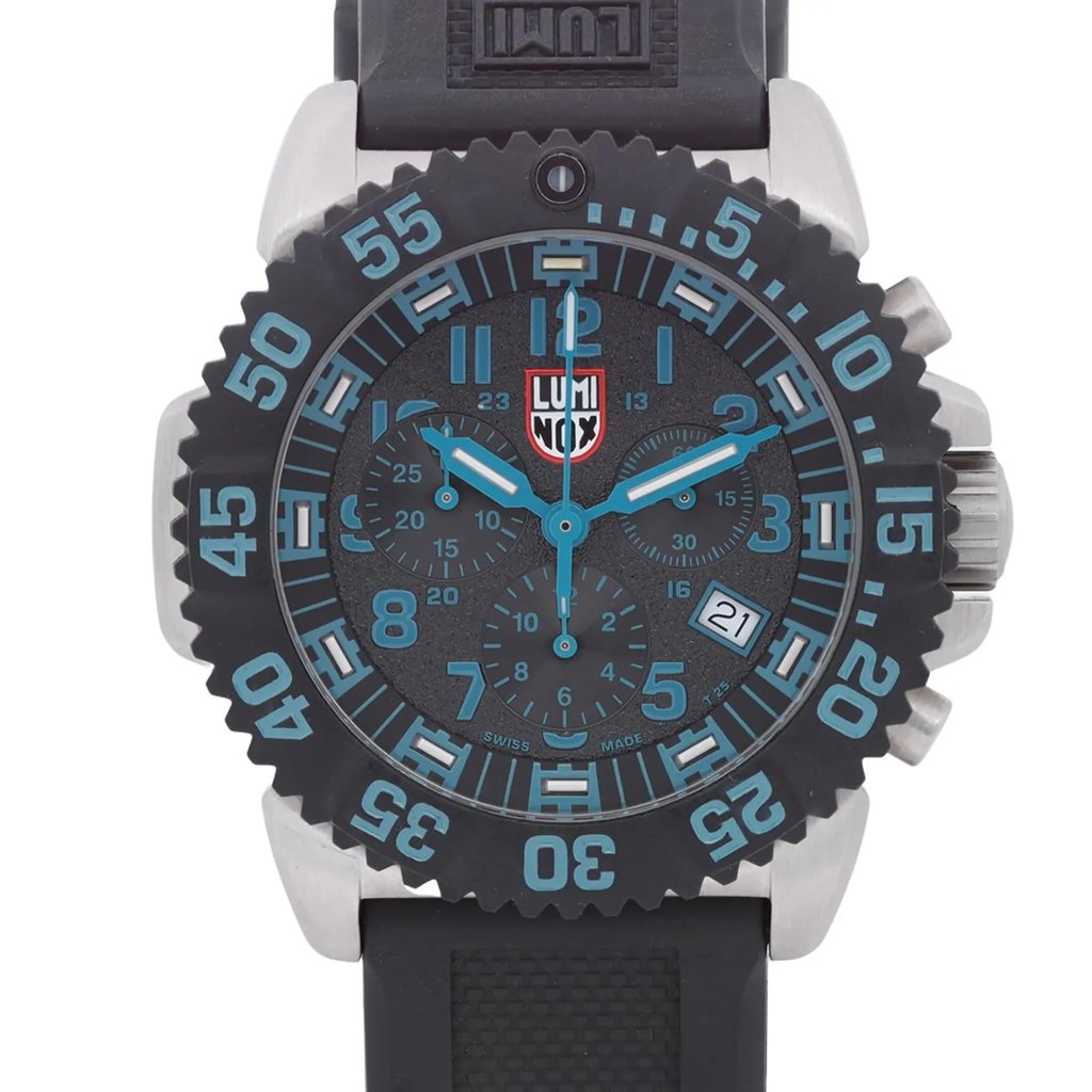 Up Close Front Facing Picture Of Luminox XS.3183 Stainless Steel Watch Display Model Condition