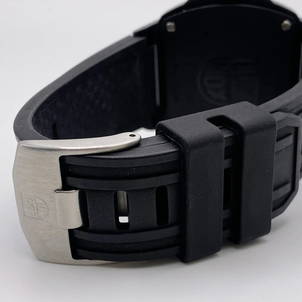 Back View Of Screwback Back Case And Closed Rubber Band Of Luminox XL.0201.BO Watch Pre Owned Condition