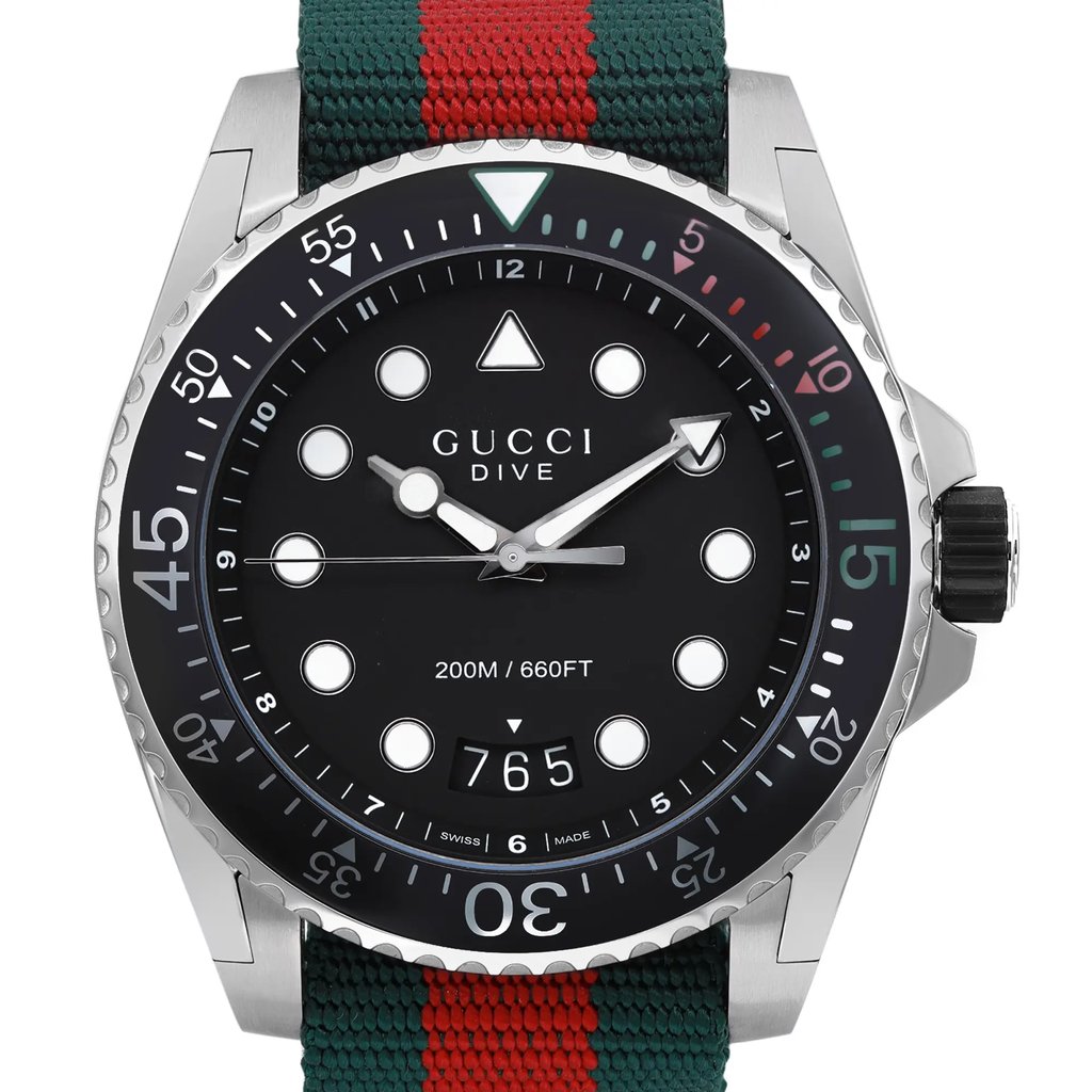 Up Close Front Facing Picture Of Gucci YA136209 Stainless Steel Watch Display Model Condition
