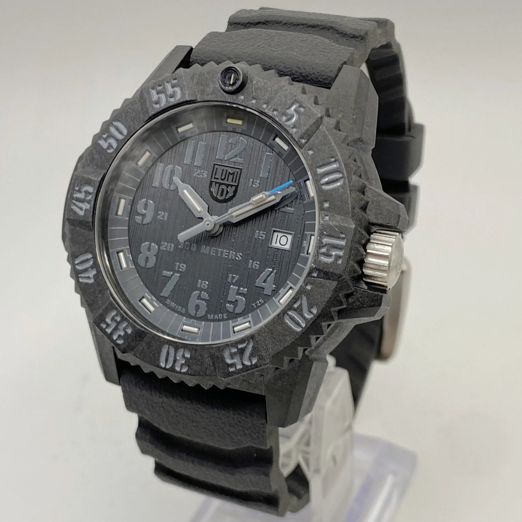 An image of a Wristwatch by Luminox. This Pre Owned item is designed for Men, featuring a Diver,Military style. It has a Quartz movement and an Analog display with a Gray dial color. The indices include 12-Hour Dial,Arabic Numerals,Easy to Read/Large Numerals. The band is made of Rubber and the case is made of Carbonox. The watch has a Round shape with a case size of 46 mm and a case thickness of 14 mm.