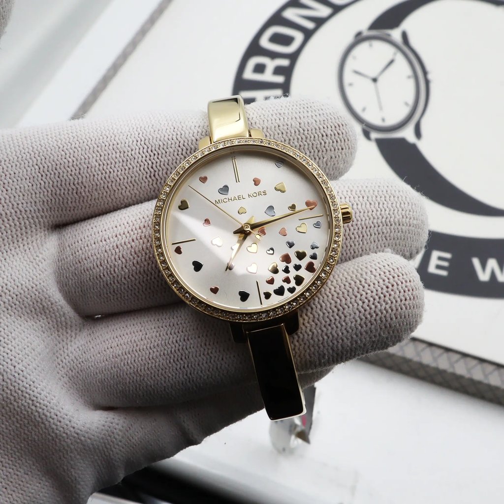 Front Full View Of Michael Kors MK3977 Stainless Steel Watch New With Defects Condition Excellent