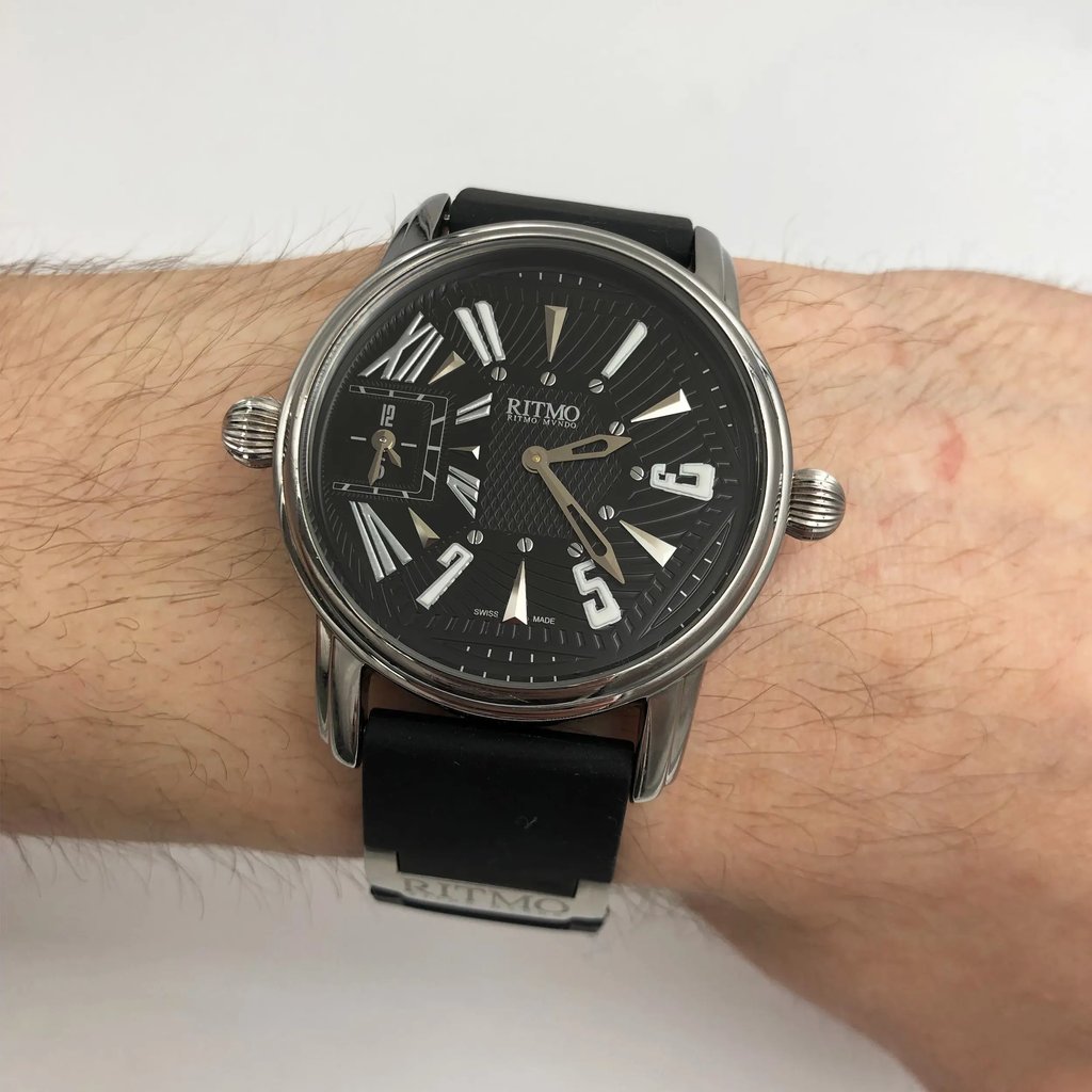 Up Close Front Facing Picture Of Ritmo Mundo 121 Stainless Steel Watch Pre Owned Condition