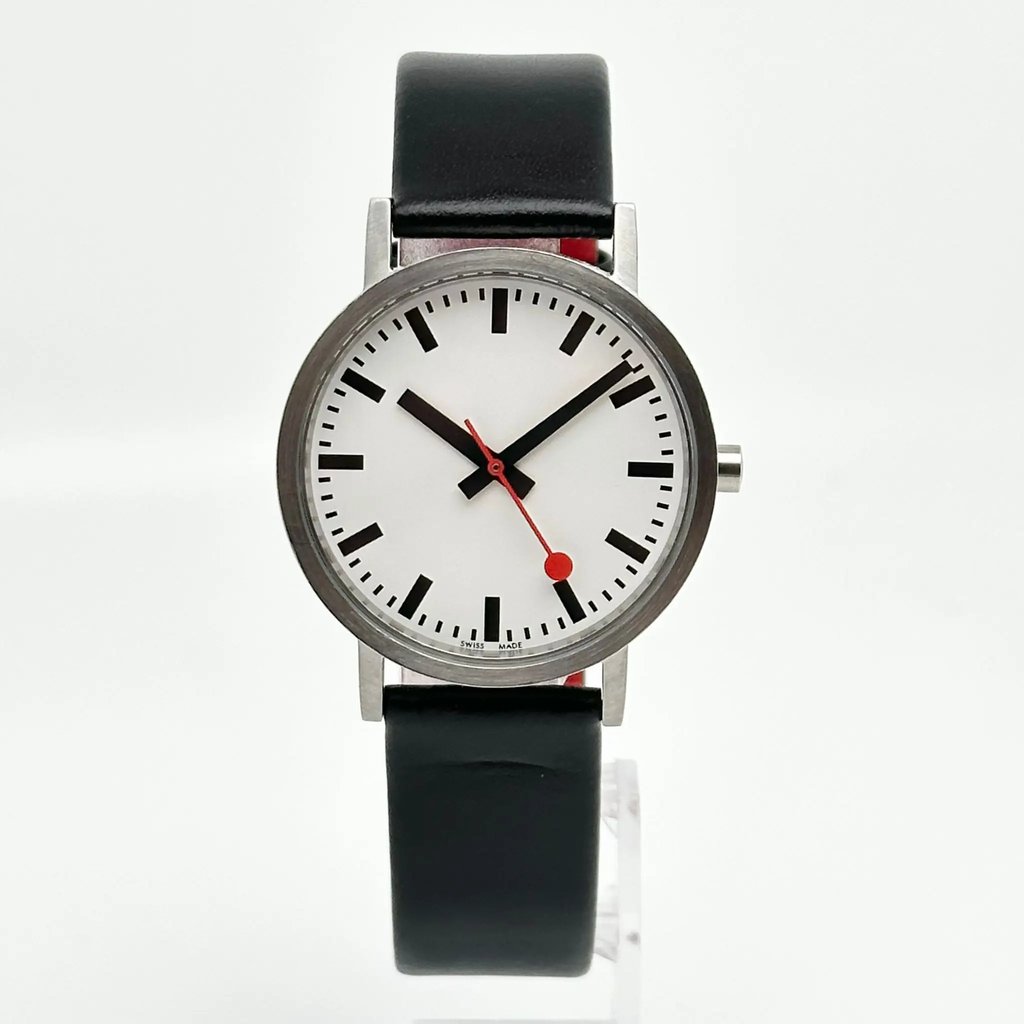 Up Close Front Facing Picture Of Mondaine A660.30314.160M Stainless Steel Watch Display Model Condition