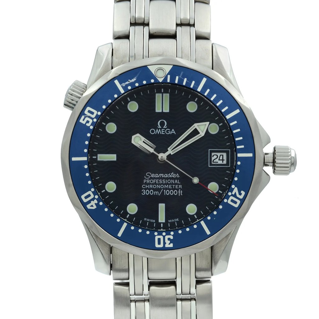 Up Close Front Facing Picture Of OMEGA 2551.80.00 Stainless Steel Watch Pre Owned Condition