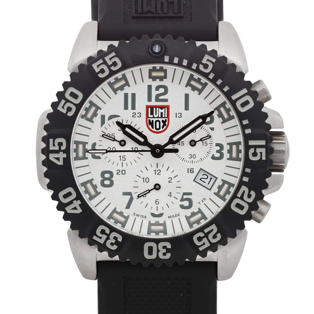 Up Close Front Facing Picture Of Luminox XS.3187 Stainless Steel Watch Pre Owned Condition